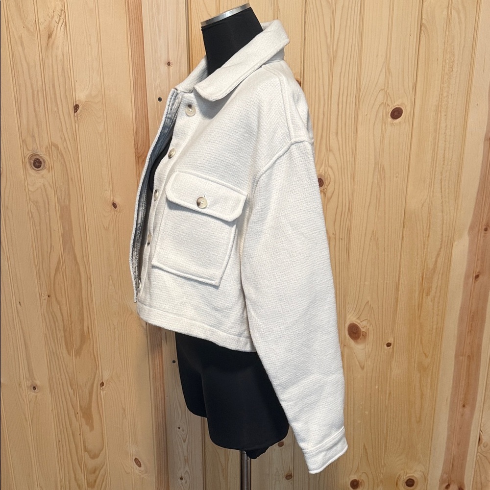 Cropped Women's Cream Button-Front Shacket - Picture 4 of 7